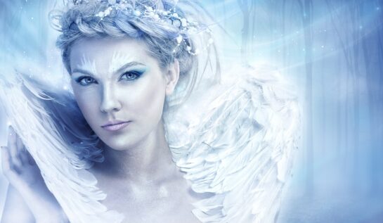 O femeie frumoasă care poartă o bluză albă și are aripi de înger pentru a reprezenta una din cele trei zodii norocoase în ziua de 22 decembrie 2021