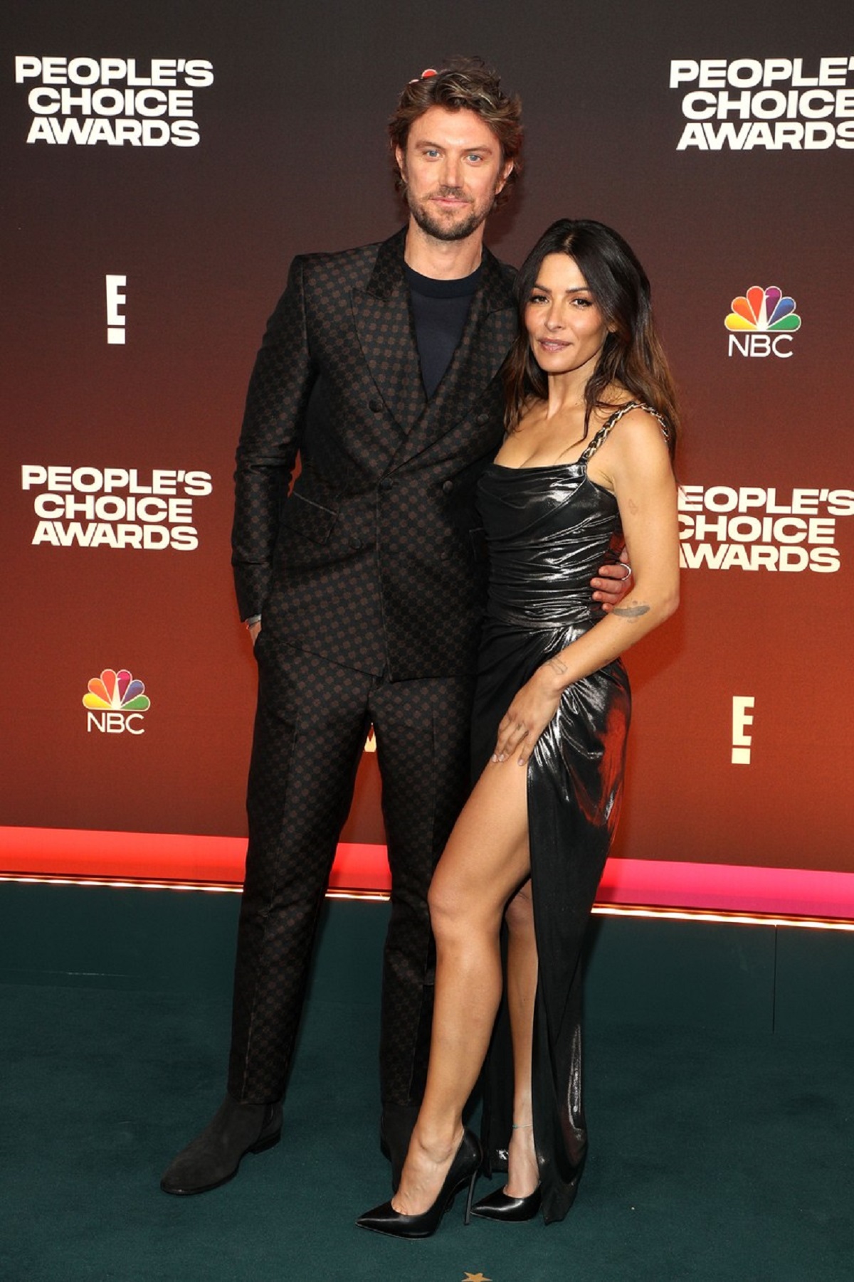 Actorii Adam Demos și iubita sa, Sarah Shahi pe covorul roșu