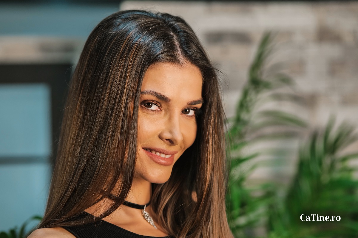 Alina Pușcaș zâmbitoare cu părul pe umeri la interviul pentru CaTine