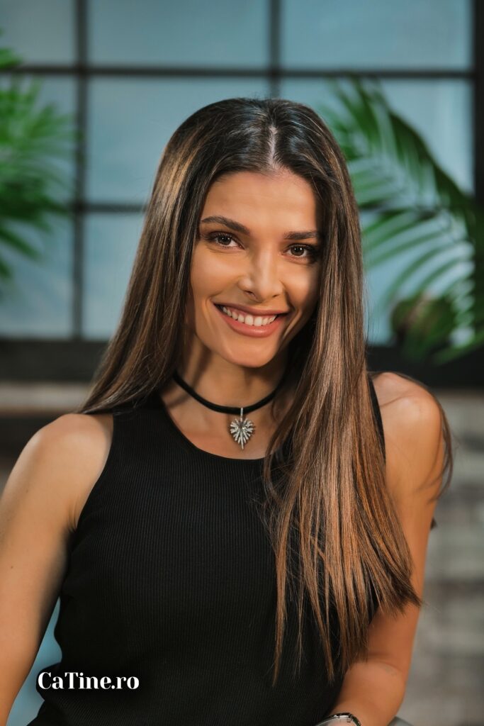 Alina Pușcaș într-o rochie neagră zâmbind la interviul pentru CaTine.ro