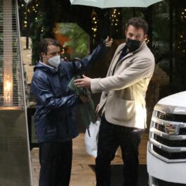 Ben Affleck, fotografiat în timp ce împinge un valet la ieșirea dintr-un restaurant