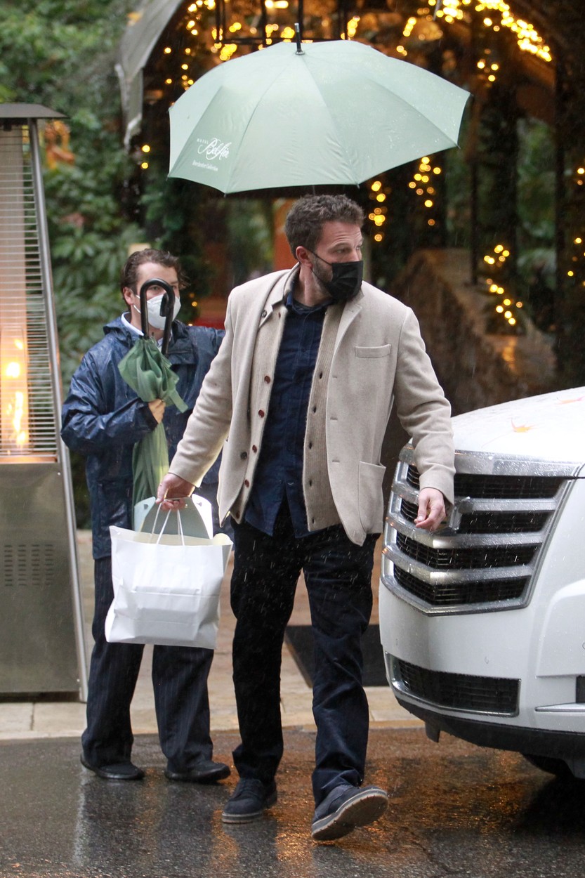 Ben Affleck, cu o pungă de mâncare în mână, la ieșirea dintr-un restaurant