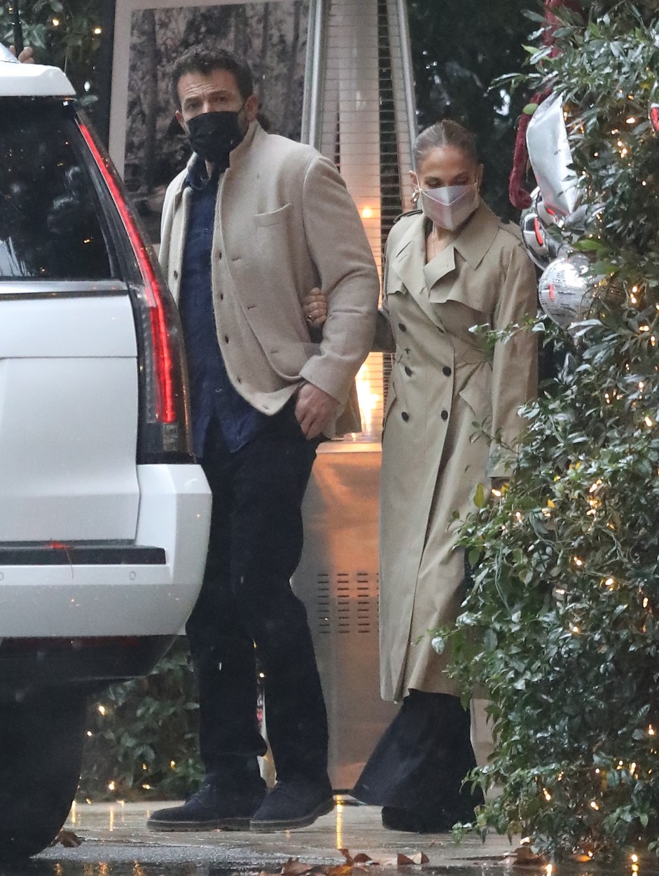 Ben Affleck și Jennifer Lopez, de mână, la hotelul Bel Air