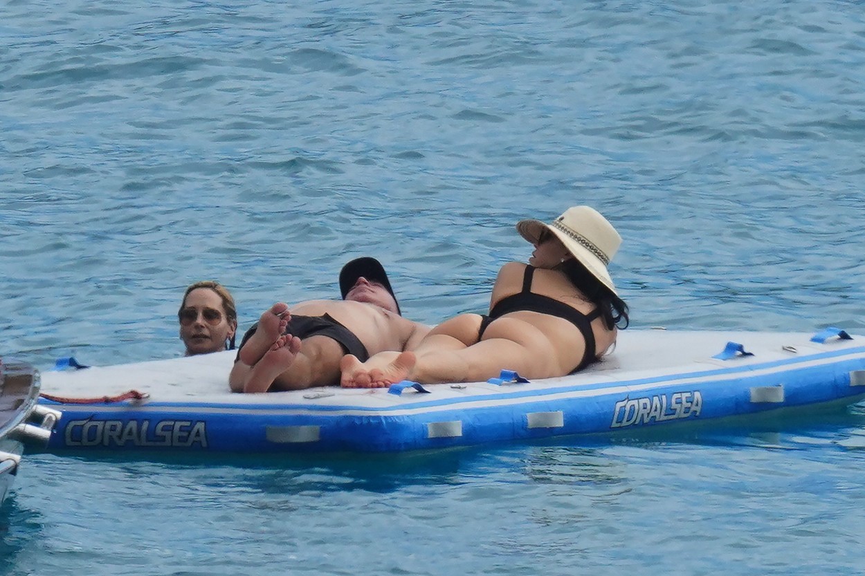 Jeff Bezos și iubita, pe o barcă în mijlocul oceanului