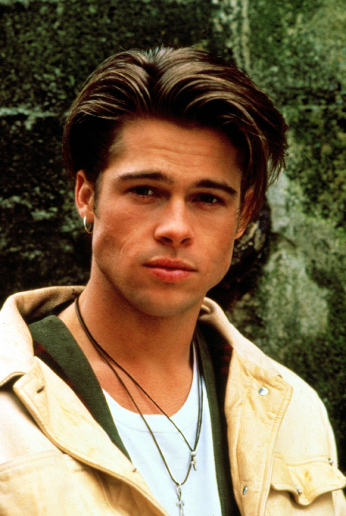 Brad Pitt cu părul ciufulit într-o imagine din adolescența sa surprinsă în jurul anului 1990