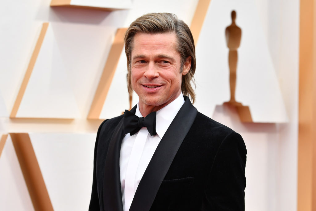 Brad Pitt, la Premiile Oscar, îmbrăcat într-un costum negru, în anul 2020