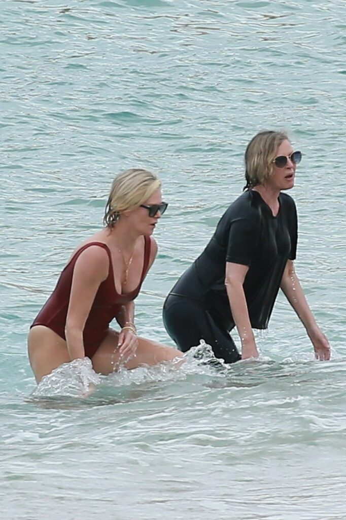 Charlize Theron, cu mama ei, în apă, la plajă în Cabo San Lucas