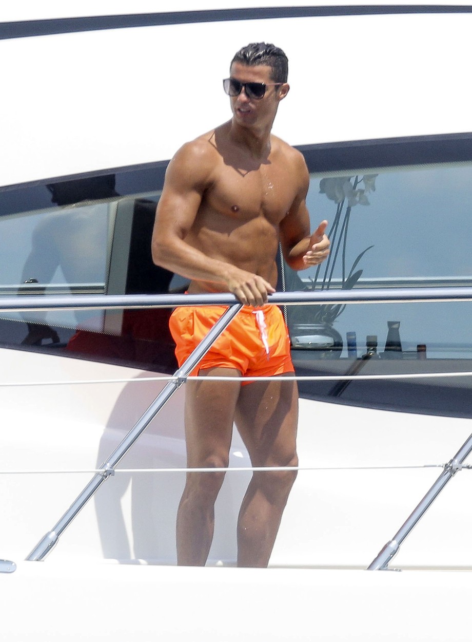 Cristiano Ronaldo, într-o pereche de pantaloni scurți portocalii, pe un iaht, în 2016
