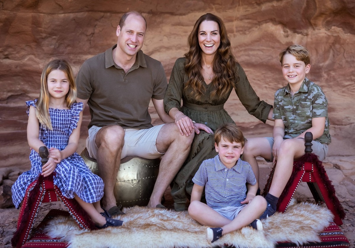 Prințul William alături de Kate Middleton și cei trei copii ai lor, Prințul George, Prințesa Charlotte și Prințul Louis, în vacanță în Iordania în fotografia aleasă pentru felicitarea de Crăciun