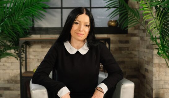 Furnica, într-o bluză neagră, la interviul CaTine.ro