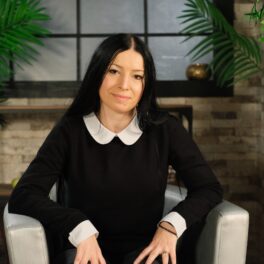 Furnica, așezată pe un fotoliu argintiu, la interviul CaTine.ro