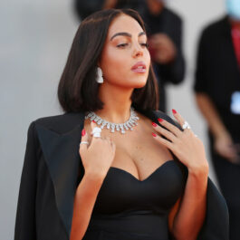 Georgina Rodriguez, la Festivalul de Film de la Veneția, în 2021, într-o rochie neagră