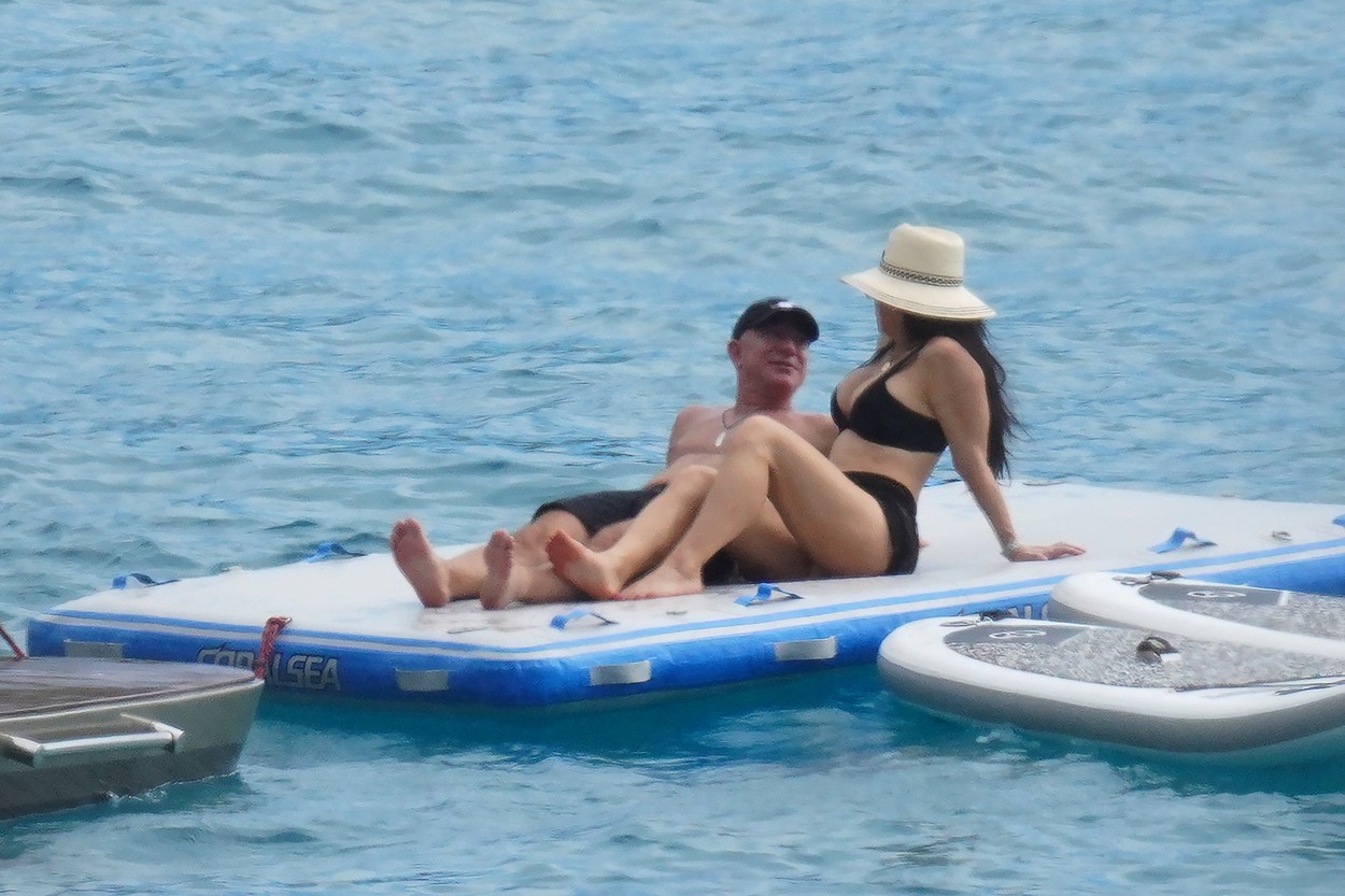 Jeff Bezos, fotografiat în timp ce discută cu iubita sa