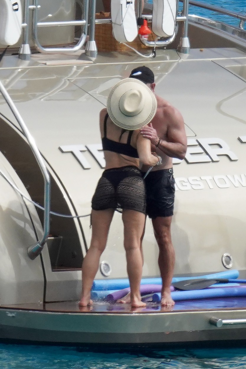 Lauren Sanchez îl sărută cu foc pe Jeff Bezos pe un iaht