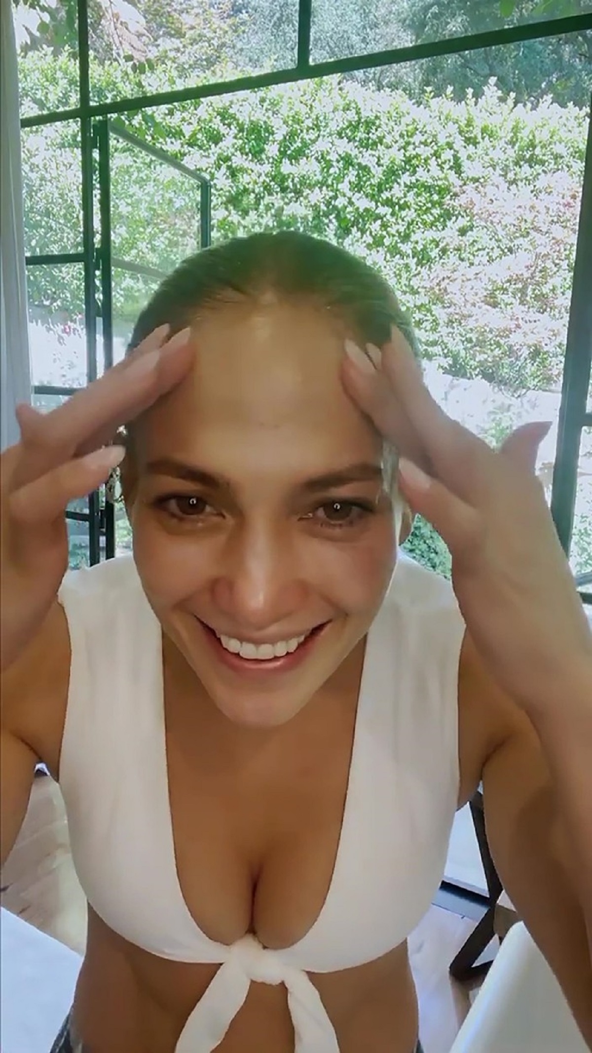 Jennifer Lopez după un antrenament fizic în timp ce își face rutina de îngrijire a pielii