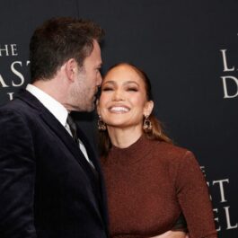 Ben Affleck o sărută pe Jennifer Lopez la premiera filmului Last Duel