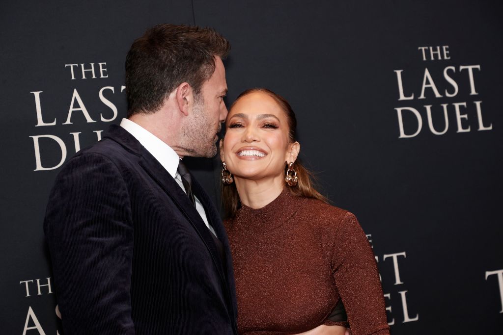 Ben Affleck o sărută pe Jennifer Lopez la premiera filmului Last Duel