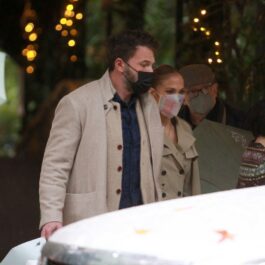 Ben Affleck și Jennifer Lopez, la ieșirea dintr-un restaurant din Los Angeles