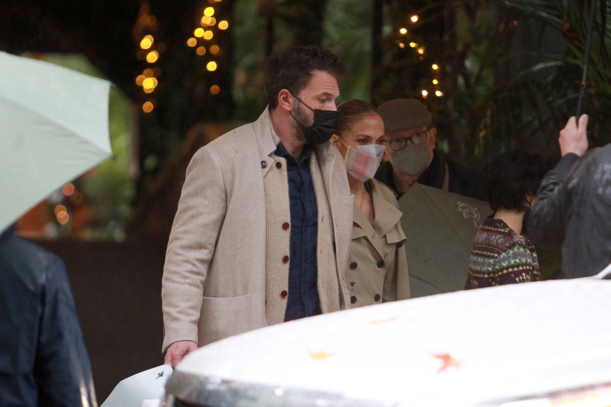 Ben Affleck și Jennifer Lopez, la ieșirea dintr-un restaurant din Los Angeles