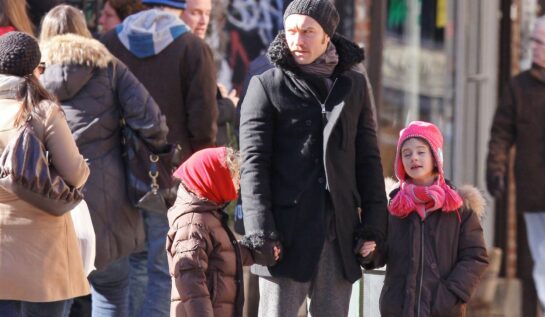 Jude Law, la plimbare pe stradă, alături de copiii săi