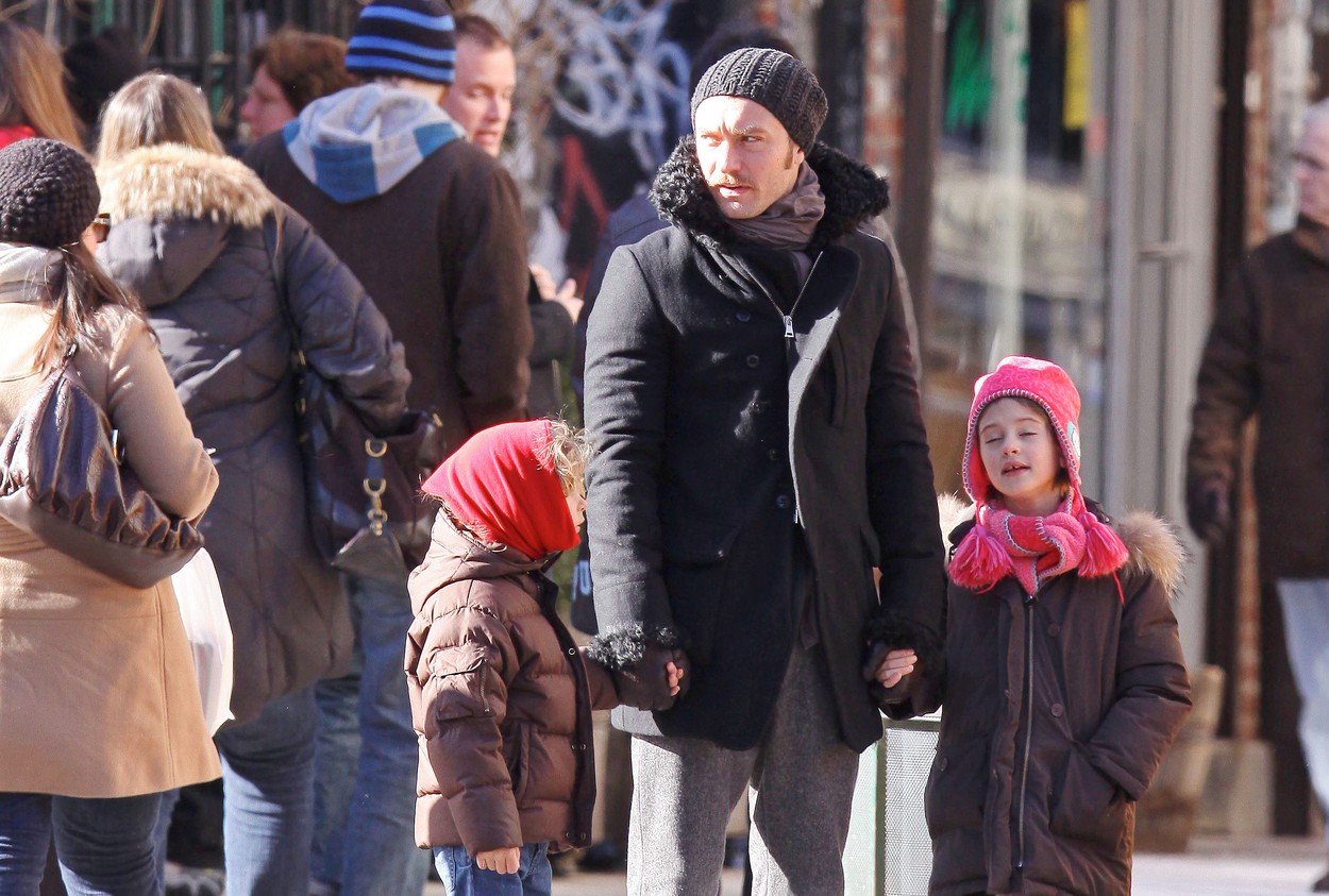 Jude Law, la plimbare pe stradă, alături de copiii săi