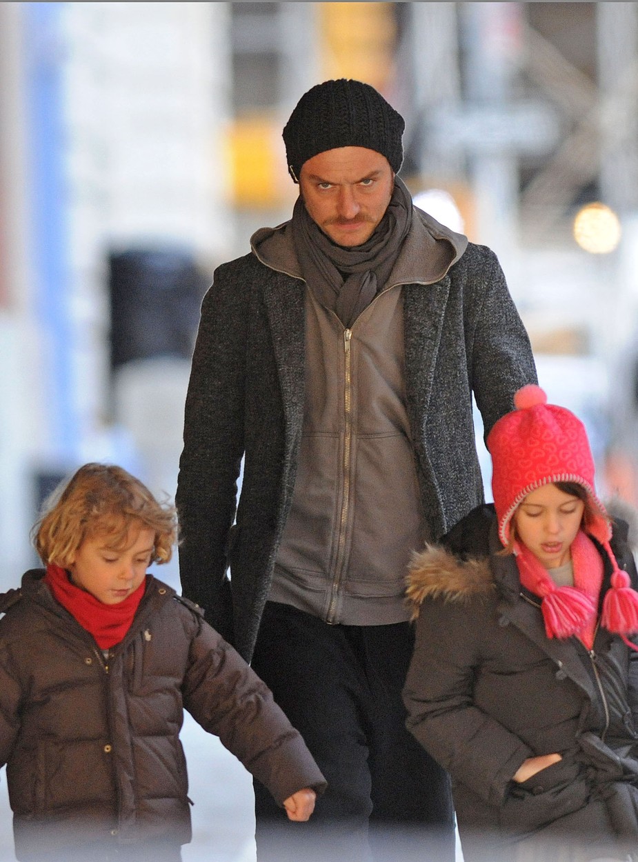 Jude Law, la plimbare cu copiii săi, pe stradă