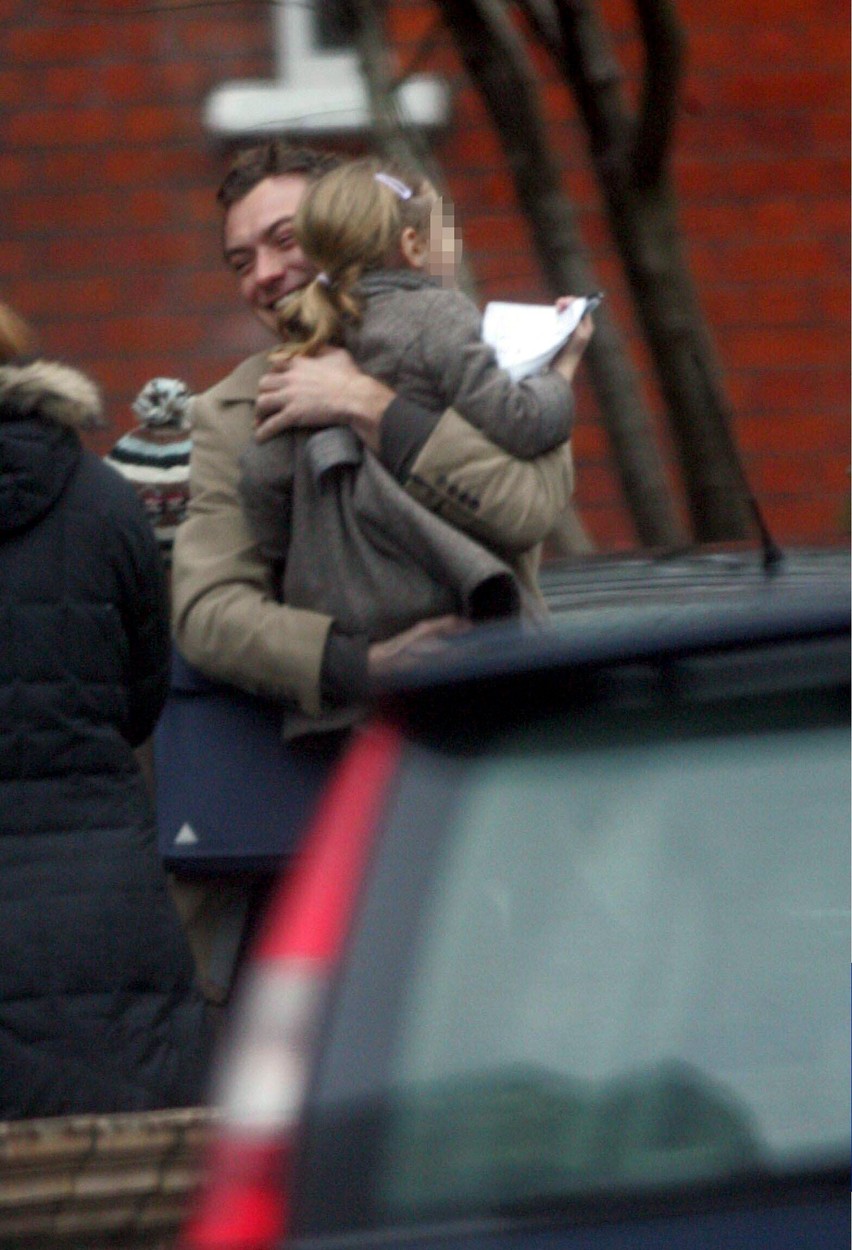 Jude law o ține în brațe pe fiica sa, Iris, imagine din copilărie