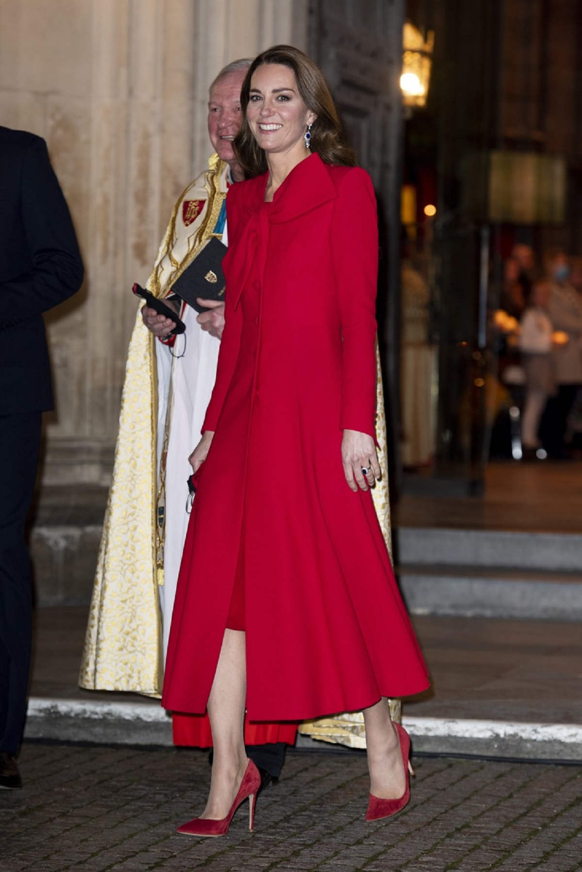 Kate Middleton într-un palton roșu la concertul regal de Crăciun
