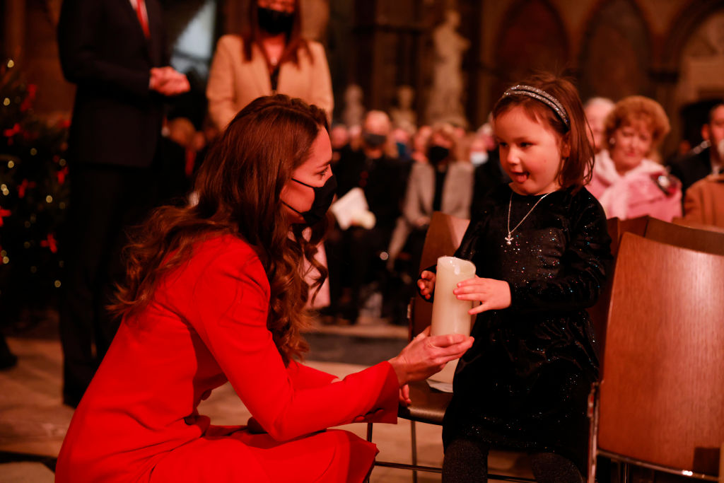 Kate Middleton, într-o ținută roșie, la concertul de Crăciun de la Westminster Abbey