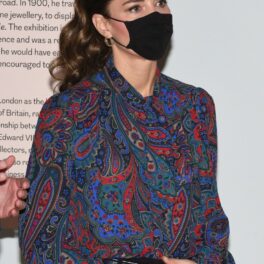 Kate Middleton, într-o bluză cu imprimeu și o pereche de pantaloni negri