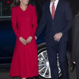 Kate Middleton a purtat un palton roșu în timp ce Prințul William a purtat un costum negru