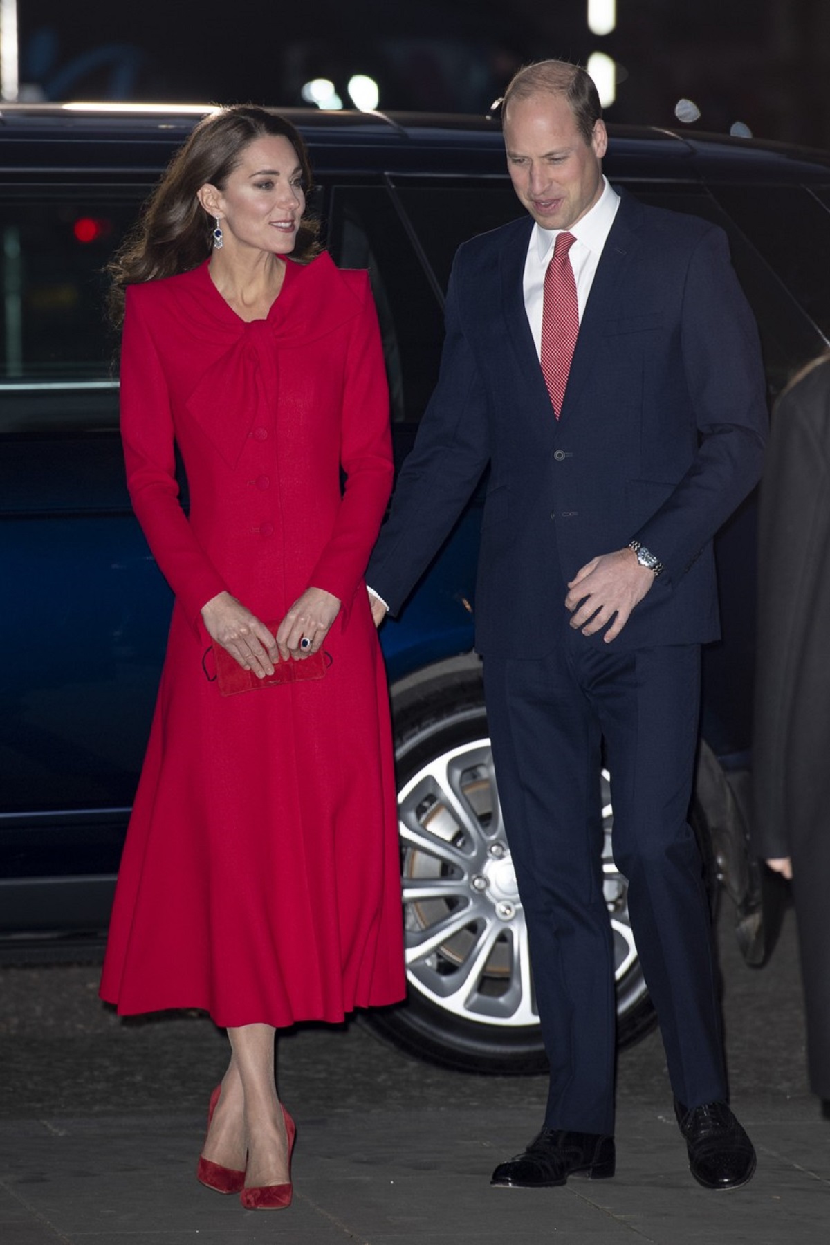 Kate Middleton a purtat un palton roșu în timp ce Prințul William a purtat un costum negru