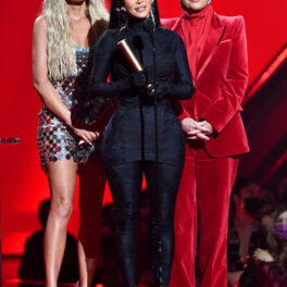 Kim Kardashian, pe scena People's Choice Awards 2021, cu mama și sora sa în spate