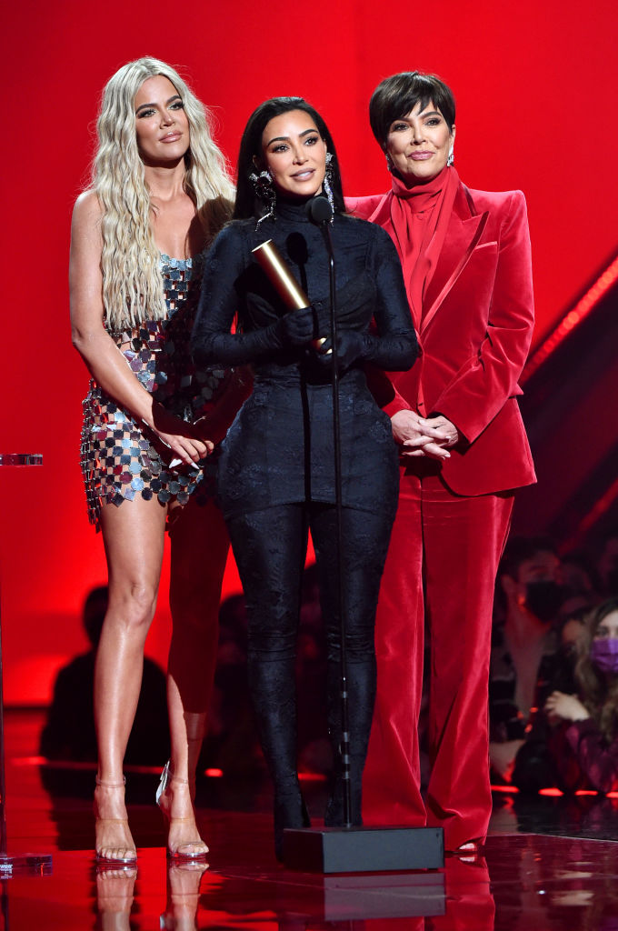 Kim Kardashian, pe scena People's Choice Awards 2021, cu mama și sora sa în spate