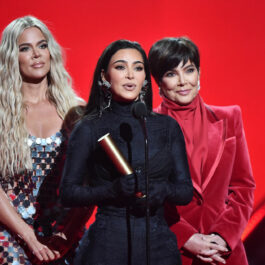 Kim Kardashian ține un discurs la People Choice Awards 2021 și le are alături de sora și mama sa