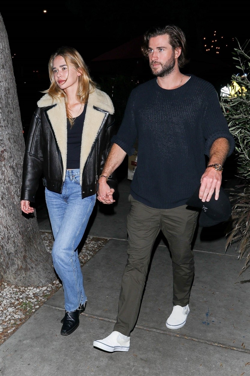 Liam Hemsworth și Gabriella Brooks, de mână, la o cină în oraș