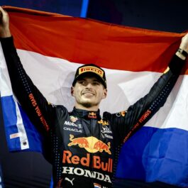Max Verstappen, după ce a câștigat Campionatul Mondial de Formula 1, în fața lui Lewis Hamilton