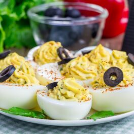 Ouă umplute cu cremă de brânză și maioneză, decorate cu rondele de măsline