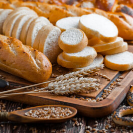 Mai multe feluri de pâine albă pe un tocător din lemn