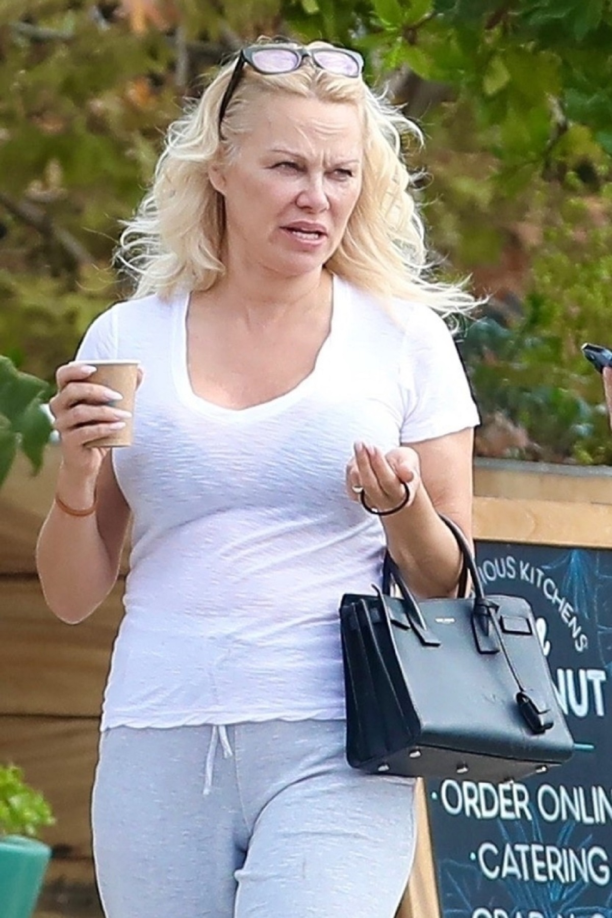 Pamela Anderson pe stradă în Malibu fără machiaj