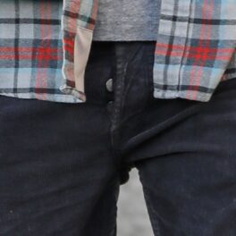 Pantalonii lui Ben Affleck care au doi nasturi desfăcuți