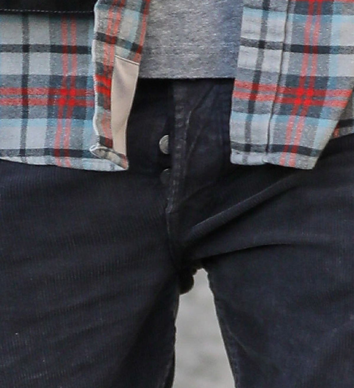 Pantalonii lui Ben Affleck care au doi nasturi desfăcuți