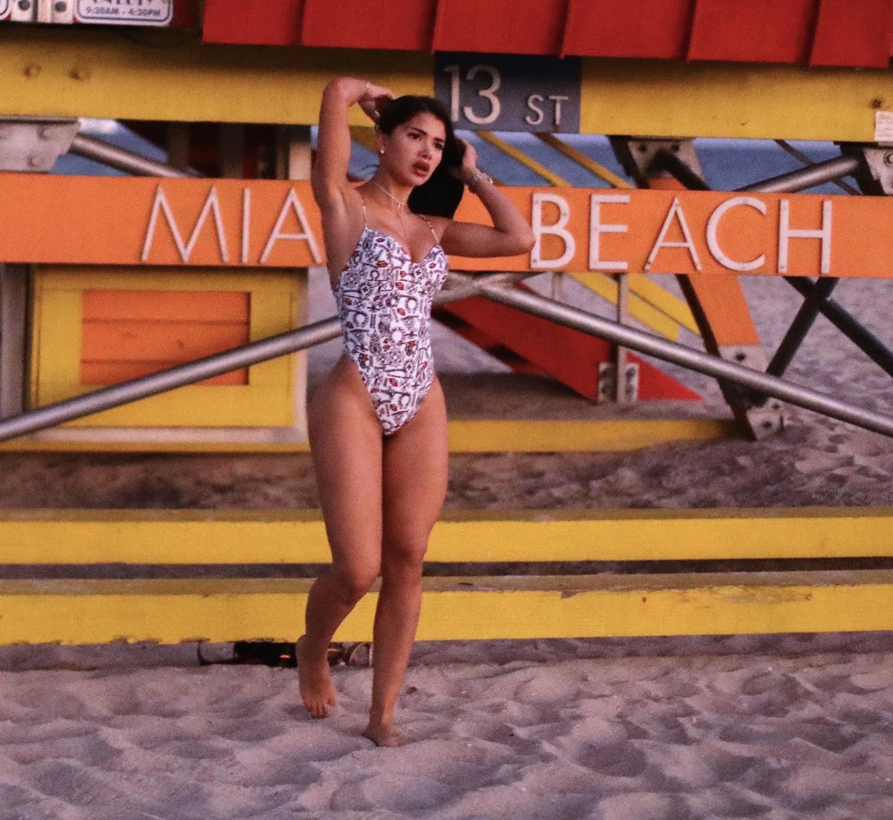 Paula Suarez, la plajă, în Miami, cu părul în vânt