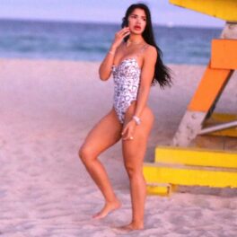 Paula Suarez, cu părul lăsat liber pe spate, la plajă