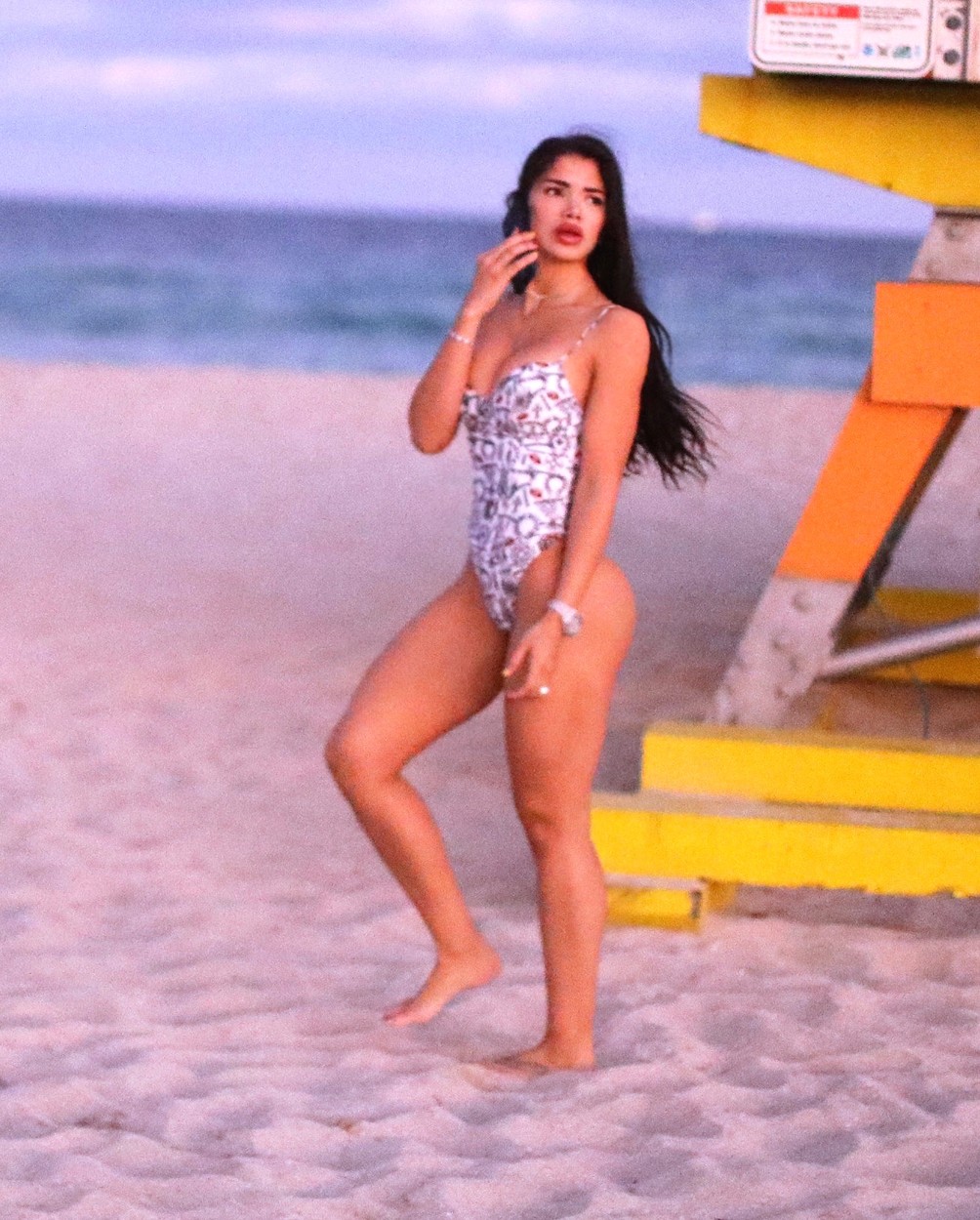 Paula Suarez, cu părul lăsat liber pe spate, la plajă