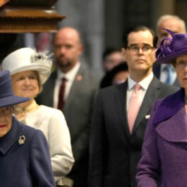 Prințesa Anne, alături de Regina Elisabeta, îmbrăcate elegant, la Westminster Abbey