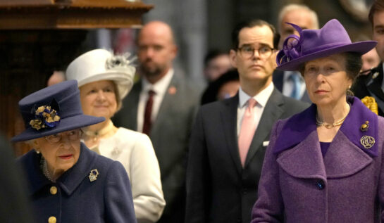 Prințesa Anne, alături de Regina Elisabeta, îmbrăcate elegant, la Westminster Abbey