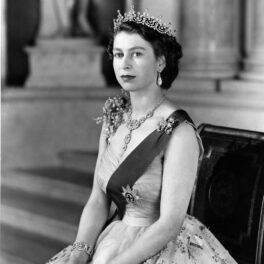 Poză alb-negru, portret al Reginei Elisabeta a II-a