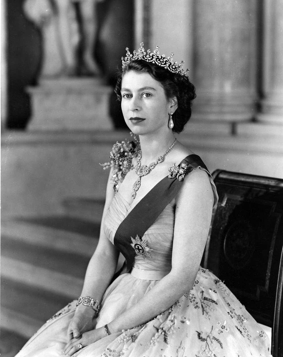 Poză alb-negru, portret al Reginei Elisabeta a II-a