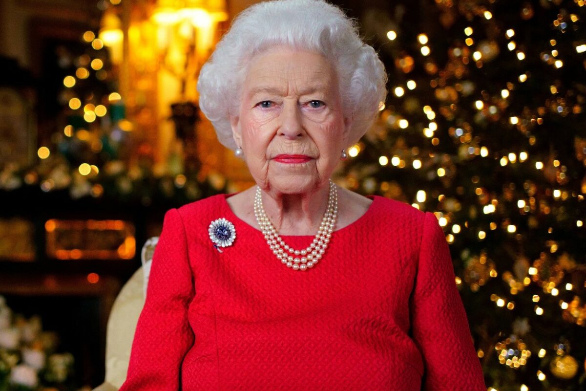 Regina Elisabeta a transmis mesajul anual de Crăciun, într-o rochie roșie, cu mărgele la gât și broșă în piept